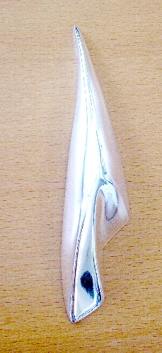 ARTICLE D’ORFEVRERIE DOUBLE DE METAUX PRECIEUX SUR METAUX COMMUN SE PRESENTANT SOUS LA FORME D’UNE POINTE DENOMMEE « MEZOUZA » DESTINEE A ETRE PLACEE SUR LE RABATTANT D’UNE PORTE D’ENTREE. C’EST UN OBJET RELIGIEUX JUIF.

ELLE EST DOTEE A L’ARRIERE DE DEUX TROUX PERMETTANT DE L’ACCROCHER A L’AIDE DE VIS.

COMPOSITION : 96% GALIA (92% ETAIN - 5% PLOMB – 3% ANTIMOINE) – 2,5 BRASS (LAITON-CUIVRE-ZINC) ET 1,5% SILVER (ARGENT).