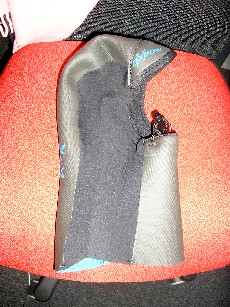 CAGOULE DESTINEE A LA PRATIQUE DE LA PLONGEE SOUS-MARINE, COUVRANT LA TETE JUSQU'AU COU, CONFECTIONNEE DE PANNEAUX EN CAOUTCHOUC ALVEOLAIRE (NEOPRENE), RECOUVERTS SUR LES DEUX FACES D'UNE COUCHE D'ETOFFE DE BONNETERIE (POLYAMIDE), COMPORTANT UNE PETITE VISIERE, UN CORDON DE SERRAGE A NOUER AU NIVEAU DU MENTON, AVEC LOGO PUBLICITAIRE IMPRIME SUR LA VISIERE ET MOTIFS IMPRIMES SUR LA NUQUE.