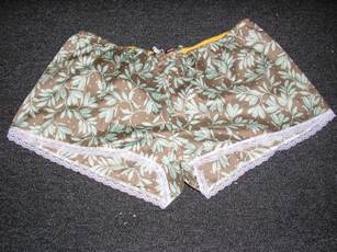 SHORT POUR FEMMES EN TISSU DE COTON (100% COTON), IMPRIME, DONT LA TAILLE EST ELASTIQUEE, AVEC UN NOEUD DECORATIF SUR LE DEVANT, AVEC GALON DE DENTELLE A LA BASE DE CHAQUE JAMBE.  

TAILLE 42.
