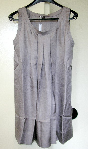 VETEMENT POUR FEMME, GENRE ROBE, DE FACTURE AMPLE ET FLUIDE, TRES ELABOREE, EN TISSU DE SOIE (100% SOIE) DESTINE A COUVRIR LA PARTIE SUPERIEURE DU CORPS, DESCENDANT JUSQU’AUX GENOUX, AVEC UNE ENCOLURE RONDE DECOLLETEE, SANS MANCHES, AVEC DES PLIS CREUX SUR LE DEVANT ET DANS LE DOS PARTANT DE L’ENCOLURE ET DONNANT DE L’AISANCE AU VETEMENT, AVEC UNE MARTINGALE DOTEE D’UN BOUILLONNE MAINTENUE DANS LE DOS A L’AIDE DE DEUX PETITS BOUTONS, AVEC UN LARGE OURLET A LA BASE.

L’ENCOLURE ET LES EMMANCHURES SONT DOTEES SUR LEUR POURTOUR D’UNE BANDE RAJOUTEE DE FINITION.

TAILLE : 38
LONGUEUR : 87 CM ENVIRON