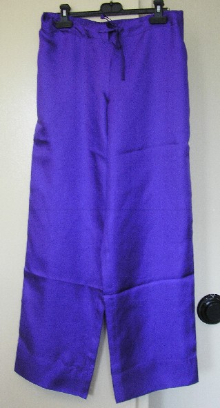 PANTALON, DE FACTURE AMPLE, EN TISSU DE SOIE (100% SOIE), ENVELOPPANT CHAQUE JAMBE SEPAREMENT ET DESCENDANT JUSQU’AUX CHEVILLES, AVEC UNE BANDE ELASTIQUEE DANS LE DOS, AVEC UNE BANDE RAJOUTEE SUR LE DEVANT DOTEE D’UN CORDON COULISSANT RESSERRANT SE NOUANT SUR LE DEVANT, SANS OUVERTURE SUR LE DEVANT, AVEC UN LARGE OURLET A LA BASE.