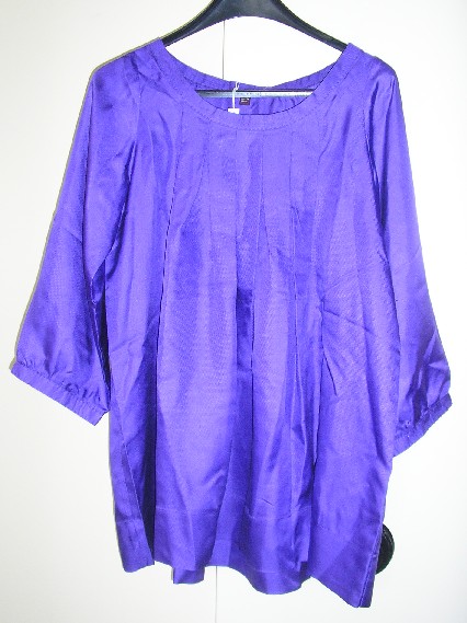 VETEMENT POUR FEMMES, GENRE BLOUSE, DE FACTURE AMPLE ET FLUIDE, TRES ELABOREE, EN TISSU DE SOIE (100% SOIE), DESTINE A COUVRIR LA PARTIE SUPERIEURE DU CORPS, DESCENDANT JUSQU’AUX HANCHES, AVEC UNE ENCOLURE RONDE DECOLLETEE DOTEE SUR SON POURTOUR D’UNE BANDE RAJOUTEE DE FINITION, AVEC DES MANCHES LONGUES MUNIES A LEURS EXTREMITES D’UN POIGNET SE FERMANT A L’AIDE D’UN PETIT BOUTON, AVEC DES PLIS CREUX SUR LE DEVANT ET DANS LE DOS PARTANT DE L’ENCOLURE, AVEC UNE MARTINGALE MAINTENUE DANS LE DOS A L’AIDE DE DEUX PETITS BOUTONS COMPORTANT UN BOUILLONNE, AVEC UN LARGE OURLET A LA BASE.

TAILLE : S
LONGUEUR : 74 CM
POIDS : 140 GR