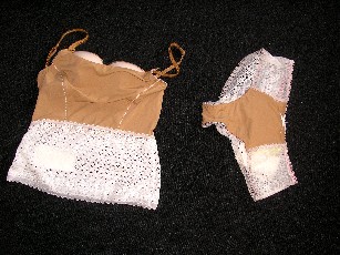 LOT DE DEUX SOUS-VETEMENTS POUR FEMMES (BUSITER ET CULOTTE) PRESENTS EN ASSORTIMENT POUR LA VENTE AU DETAIL, FAISANT L'OBJET D'UN CLASSEMENT SEPARÉ.

CE RTC REPREND UN BUSTIER EN ETOFFE DE BONNETERIE DE FIBRES SYNTHETIQUES ( 86% NYLON-14% ELASTHANE), COMPORTANT DES BRETELLES REGLABLES AVEC A LA BASE DEVANT DES PETITS NOEUDS EN TISSU COUSUS, UN SOUTIEN-GORGE A ARMATURE INTEGRÉE ET LA MOITIÉ INFÉRIEURE EN BONNETERIE IMITATION DENTELLE.

LA CULOTTE EST REPRISE SUR LE RTC N° FR-E4-2008-001821-02.