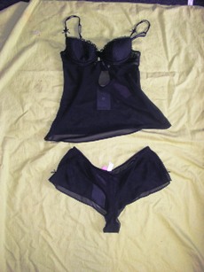 LOT DE DEUX SOUS-VETEMENTS UNIS POUR FEMMES PRESENTES EN ASSORTIMENT CONDITIONNE POUR LA VENTE AU DETAIL, FAISANT L'OBJET D'UN CLASSEMENT SEPARE, COMPOSE :  

- D'UN SOUTIEN-GORGE EN TISSU DE FIBRES SYNTHETIQUES (100% POLYESTER), AVEC DE FINES BRETELLES REGLABLES ELASTIQUEES, AVEC DES BONNETS REMBOURRES DE MOUSSE MUNIS A LA BASE D'ARMATURES, AVEC DE LA BRODERIE ET UN NOEUD DECORATIF AU CENTRE ET SUR CHAQUE BRETELLE.  CE SOUTIEN-GORGE SE FERME DANS LE DOS AU MOYEN DE CROCHETS EN METAL  LE SOUTIEN–GORGE COMPORTE UN ELASTIQUE SITUE DANS LE DOS ET SUR LES COTES.  IL SE POURSUIT PAR UNE  BANDE DE TISSU FLUIDE DESCENDANT A LA TAILLE. LA BASE EST OURLEE.  

- D'UN SLIP, DANS LE MEME TISSU, COMPORTANT UN NOEUD DECORATIF ET UNE FENTE DE CHAQUE COTE , UN ELASTIQUE A LA TAILLE ET UNE DOUBLURE A L'ENTRE-JAMBE. (RTC N°FR-E4-2008-001824-02)  

CE RTC NE REPREND QUE LE SOUTIEN-GORGE, L'AUTRE ARTICLE FAISANT L'OBJET D'UN CLASSEMENT SEPARE.