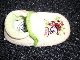 PANTOUFLE POUR ENFANT A SEMELLE EXTERIEURE EN CUIR (68% CUIR-32% CAOUTCHOUC), A DESSUS EN MATIERE TEXTILE (BONNETERIE) AVEC UNE SEMELLE INTERIEURE D'UNE LONGUEUR DE 15,4 CM.
CETTE PANTOUFLE EST LEGEREMENT MONTANTE MAIS NE COUVRE PAS LA CHEVILLE, POSSEDE UN ELASTIQUE A L'ARRIERE DU PIED, UNE DOUBLURE INTERIEURE EN BONNETERIE BOUCLEE DE COULEUR CONTRASTEE, UN BIAIS DE COULEUR CONTRASTEE SUR LE DESSUS ET UNE DECORATION PAR COUTURE SUR LA CLAQUE.
