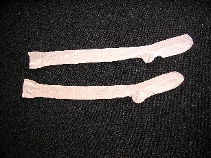 MI-BAS EN ETOFFE DE BONNETERIE DE FIBRES SYNTHETIQUES ( 100% POLYAMIDE TITRANT EN FIL SIMPLE 156 DECITEX), ENVELOPPANT LE PIED, MONTANT JUSQU'À LA MI-CUISSE ET AVEC UN LARGE OURLET AU SOMMET.