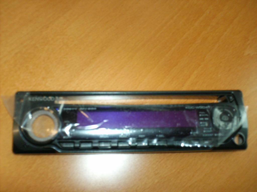 PIECE DETACHEE D'AUTORADIO SE PRESENTANT SOUS LA FORME DE LA FACADE AVANT DETACHABLE DE L'AUTORADIO.
ELLE EST ENTIEREMENT EN MATIERE PLASTIQUE ET EST EQUIPEE DE TOUCHES QUI PERMETTRONT DE SELECTIONNER LES CHANSONS, LA RADIO ETC. 
ELLE NE COMPORTE AUCUNE CARTE ELECTRONIQUE NI AUCUN CONTACT ELECTRIQUE.
DIMENSIONS: 16.5 X 3.5 CM