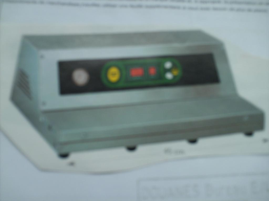 CONDITIONNEUSE SOUS-VIDE AUTOMATIQUE COMPOSEE D'UN CARENAGE EN INOX, D'UNE BARRE DE SOUDURE DE 45 CM ET D'UN BOUTON PERMETTANT D'ACTIONNER TOUTES LES OPERATIONS NECESSAIRES AU CONDITIONNEMENT SOUS-VIDE: ASPIRATION, SOUDURE ET LIBERATION DU SAC.
DIMENSIONS: 47 X 29 X 20 CM
POIDS: 16 KG