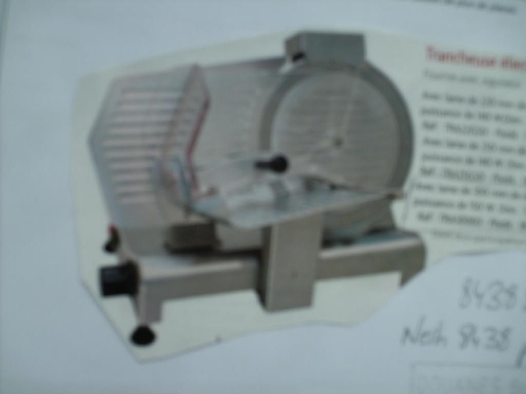 TRANCHEUSE ELECTRIQUE CONSISTANT EN UNE MACHINE SERVANT A DECOUPER EN TRANCHES LES JAMBONS, SAUCISSONS, ETC.
ELLE EST LIVREE AVEC UN AIGUISEUR ET UNE LAME DE 300 mm DE DIAMETRE.
DIMENSIONS: 530 X 630 X 480 mm
POIDS: 18 KG
