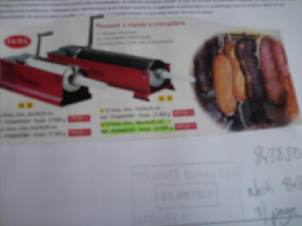 POUSSOIR A VIANDE A CREMAILLERE CONSISTANT EN UNE MACHINE UTILISEE POUR LA CONFECTION DES SAUCISSES, SAUCISSONS ETC.
ELLE COMPREND 2 VITESSES, UNE STRUCTURE ET UN MECANISME EN METAL ET UN CYLINDRE EN INOX.
ELLE EST LIVREE AVEC 4 ENTONNOIRS.
CAPACITE DE 12 LITRES
DIMENSIONS: 86 X 24 X 24 CM
POIDS: 24000 G