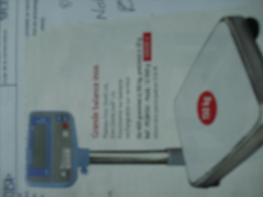 INSTRUMENT DE PESAGE SE PRESENTANT SOUS LA FORME D'UNE GRANDE BALANCE COMPOSEE D'UN PLATEAU EN INOX DE DIMENSIONS 33 X 43 CM ET D'UN ECRAN POUR L'AFFICHAGE DU POIDS.
ELLE PERMET DE PESER DES ARTICLES D'UN POIDS ALLANT DE 400 G A 150 KG AVEC UNE PRECISION DE 20 G.
ELLE FONCTIONNE SUR BATTERIE RECHARGEABLE SUR SECTEUR.
DIMENSIONS: 33 X 56.5 X 87 CM
POIDS: 12 KG