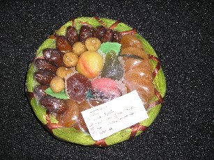 CORBEILLE REALISÉE A PARTIR DE BANDES PLATES DE BAMBOU ENTRELACÉES FORMANT LA BASE ET AVEC UN POURTOUR CONSTITUE D'UN REBORD EN LUFFA DE COULEUR CONTRASTEE MAINTENU PAR UNE LANIERE DE MANIERE VEGETALE. 

CET OUVRAGE EN BAMBOU EST CONDITIONNE POUR LA VENTE AU DETAIL , SOUS EMBALLAGE PLASTIQUE, AVEC UN CONTENU DE FRUITS SECS DIVERS ET DE SUCRERIES FAISANT L'OBJET D'UN CLASSEMENT SÉPARÉ ( RTC N° FR-E4-2008-001947-01).