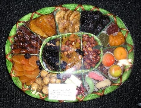 OUVRAGE DE VANNERIE OBTENU DIRECTEMENT EN FORME, DE TYPE PLATEAU DE PRÉSENTATION, DE FORME OVALE (DIMENSIONS : 35 CM X 27 CM), CONFECTIONNÉ MAJORITAIREMENT À PARTIR DE MATIÈRES VEGETALES (OSIER) TISSÉES, AVEC UN REBORD EN LUFFA DE COULEUR VERTE SUR TOUT SON POURTOUR MAINTENU PAR UNE LANIERE DE MATIERE VEGETALE FORMANT DES CROISILLONS. CE PLATEAU COMPORTE PLUSIEURS COMPARTIMENTS INTÉRIEURS CONFECTIONNES EN FINES LAMELLES DE BOIS.

CET ARTICLE EST CONDITIONNÉ POUR LA VENTE AU DÉTAIL, SOUS EMBALLAGE PLASTIQUE, AVEC UN CONTENU CONSISTANT EN UN ASSORTIMENT DE FRUITS SECS DIVERS FAISANT L'OBJET D'UN CLASSEMENT SÉPARÉ (CF RTC N°FR-E4-2008-001962-01).



POIDS: 915GR