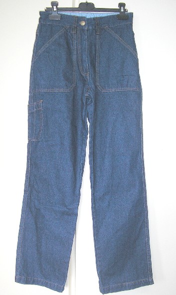 PANTALON POUR FEMME, EN TISSU DE COTON "DIT DENIM" (72% COTON - 28% POLYESTER) DESCENDANT JUSQU'AUX CHEVILLES, ENVELOPPANT SEPAREMENT CHAQUE JAMBE, AVEC UNE CEINTURE A LA TAILLE DOTEE DE PASSANTS, AVEC UNE OUVERTURE PARTIELLE SUR LE DEVANT SE FERMANT DROITE SUR GAUCHE PAR UNE FERMETURE A GLISSIERE DISSIMULEE SOUS UNE PATTE DE PROTECTION FORMANT BRAGUETTE ET UN BOUTON A LA CEINTURE, AVEC UNE POCHE DE CHAQUE COTE SUR LE DEVANT AU NIVEAU DE LA TAILLE, AVEC UNE PETITE POCHE SUE LE COTE DROIT AU NIVEAU DE LA CUISSE, AVEC UNE POCHE PLAQUEE DANS LE DOS DOTE D’UN RABAT SE FERMANT PAR BOUTON, AVEC UN OURLET A LA BASE.