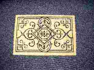 TAPIS GENRE PAILLASSON, DE FORME RECTANGULAIRE, DIMENSION 60 CM X 40 CM, COMPOSE DE FIBRES DE COCO IMPLANTEES VERTICALEMENT SUR UN SUPPORT EN MATIERE PLASTIQUE (PVC).