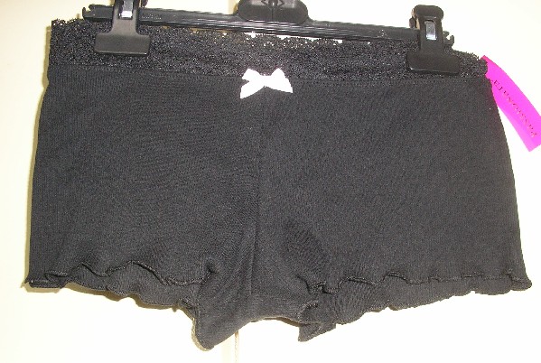 CULOTTE POUR FEMME, GENRE SHORTY, EN ETOFFE DE BONNETERIE DE COTON (100% COTON), AVEC UNE LARGE BANDE RAJOUTEE EN DENTELLE A LA TAILLE, AVEC UN FOND DOUBLE A L’INTERIEUR, AVEC UN ROULOTTE FRISOTTE A LA BASE, AVEC UN PETIT NŒUD DECORATIF SUR LE DEVANT.