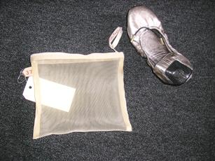 CHAUSSURE D'INTERIEUR POUR FEMME, DU GENRE BALLERINE, ARGENTEE, NE COUVRANT PAS LA CHEVILLE, A DESSUS EN CUIR MAJORITAIREMENT (89% CUIR, 11% MATIERE TEXTILE), DONT LA SEMELLE EXTERIEURE EST CONSTITUEE D'UNE PIECE ETROITE EN CAOUTCHOUC COLLEE SUR UNE SEMELLE INTERMEDIAIRE SOUPLE EN CUIR DEBORDANT SUR LE POURTOUR DE LA SEMELLE EXTERIEURE , POSSEDANT UN ELASTIQUE SUR LE POURTOUR DE LA CHAUSSURE SOUS OURLET TUBULAIRE. LES EXTREMITES DE L'ELASTIQUE DEPASSENT SUR LE DEVANT DE LA CHAUSSURE ET COMPORTENT UN EMBOUT EN METAL.   

CETTE CHAUSSURE D'INTERIEUR EST PRESENTEE DANS UNE POCHETTE TRANSPARENTE EN MATIERE TEXTILE TRANSPARENTE SOUPLE, DE FORME RECTANGULAIRE, MUNIE D'UNE FERMETURE A GLISSIERE.