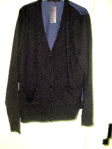 VETEMENT DESTINE A RECOUVRIR LA PARTIE SUPERIEURE DU CORPS, GENRE CARDIGAN, CONFECTIONNE EN ETOFFE DE BONNETERIE 90% LAINE DE CACHEMIRE, ET EN TISSU 6% COTON ET 4% SOIE, COMPORTANT UNE ENCOLURE EN V SE PROLONGEANT PAR UNE OUVERTURE COMPLETE SUR LE DEVANT AU MILIEU AVEC DES BOUTONS DE FERMANT DE DROITE SUR GAUCHE, L'ENCOLURE ET LES BORDURES DE L'OUVERTURE SONT BORDEES PAR UN BORD-COTE, DES MANCHES LONGUES DONT LES EXTREMITES SE TERMINENT PAR UN BORD-COTE, UNE POCHE DE CHAQUE COTE DU VETEMENT, LA BASE SE TERMINE PAR UN BORD-COTE.