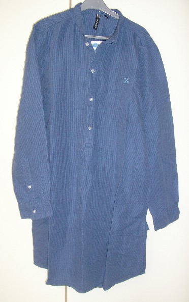 VETEMENT POUR HOMME, GENRE CHEMISE LONGUE, EN TISSU DE LIN (55% LIN – 45% COTON), DESTINE A COUVRIR LA PARTIE SUPERIEURE DU CORPS, DESCENDANT JUSQU'A MI-CUISSES, AVEC UN COL CHEMISE MAINTENU REPLIE A L’ARRIERE PAR UN BOUTON, AVEC UNE OUVERTURE PARTIELLE SUR LE DEVANT SE FERMANT GAUCHE SUR DROITE A L’AIDE DE BOUTONS, AVEC DES MANCHES LONGUES MUNIES A LEURS EXTREMITES D’UN POIGNET SE FERMANT A L’AIDE DE BOUTONS, AVEC UNE FENTE DE CHAQUE COTE DE 17 CM ENVIRON, AVEC UNE BASE ARRONDIE, AVEC UN OURLET A LA BASE, AVEC UN PETIT LOGO PUBLICITAIRE DANS LE DOS.

LONGUEUR DOS : 1 M