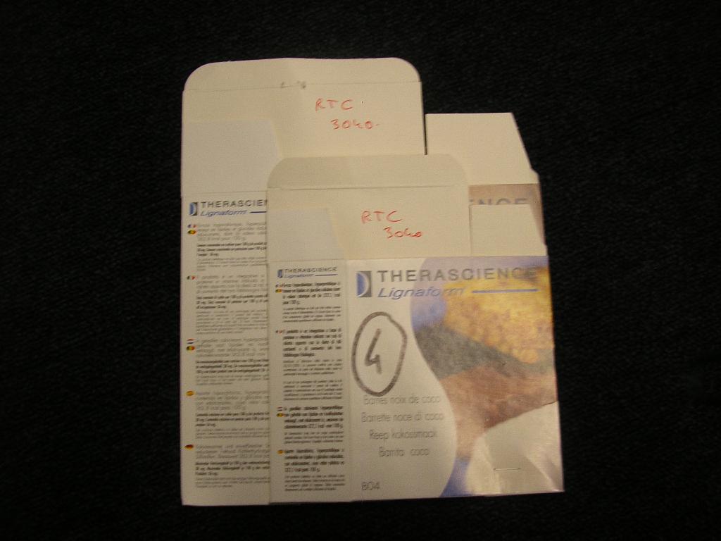 ETUIS DE CONDITIONNEMENT, SOUS FORME DE BOITE PLIANTE EN CARTON, POUR BARRES DE CEREALES ET SACHETS DE PROTEINES. LE MONTAGE RESULTE DU PLIAGE DES DIFFERENTES PARTIES SOLIDAIRES LES UNES DES AUTRES. 
LA SURFACE EXTERIEURE COMPORTE UNE IMAGE DU PRODUIT EMBALLE, AINSI QUE PLUSIEURS DE SES CARACTERISTIQUES (INGREDIENTS...).