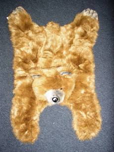 TAPIS POUR ENFANTS, REPRESENTANT UN ANIMAL, DESTINE A ETRE POSE SUR LE SOL, CONFECTIONNE EN ETOFFE DE BONNETERIE A LONGS POILS (100% POLYESTER), COMPOSE D'UNE TETE REMBOURREE AVEC DES OREILLES, DEUX YEUX, UNE TRUFFE, DE QUATRE PATTES NON REMBOURREES ET D'UN CORPS NON REMBOURRE. LA PARTIE REPOSANT SUR LE SOL EST EN BONNETERIE.