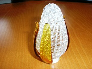 OBJET D'ORNEMENTATION EN CRISTAL POUR LES LUMINAIRES,  DU TYPE ENVELOPPE EN FORME D'AMPOULE, COMPORTANT UN CORPS GRILLAGE ENTOURE DE PETALES COLORES. LA BASE COMPORTE UN CULOT A VISSER EN METAL.