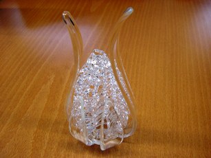 OBJET D'ORNEMENTATION EN CRISTAL POUR LES LUMINAIRES,  DU TYPE ENVELOPPE EN FORME D'AMPOULE, COMPORTANT UN CORPS GRILLAGE ENTOURE DE PETALES. LA BASE COMPORTE UN CULOT A VISSER EN METAL.