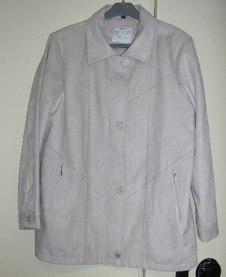 VETEMENT POUR FEMME, DU STYLE VESTE DE FORME DROITE, TRES ELABORE, AYANT DE LA TENUE ET COMPORTANT DES EPAULETTES, EN TISSU SUEDE DE FIBRES SYNTHETIQUES (100% POLYESTER), DESTINE A COUVRIR LA PARTIE SUPERIEURE DU CORPS, DESCENDANT JUSQU’AUX HANCHES, AVEC UN COL, AVEC DES MANCHES LONGUES POURVUES A LEURS EXTREMITES D’UN POIGNET SE FERMANT A L’AIDE DE BOUTON, AVEC UNE OUVERTURE COMPLETE SUR LE DEVANT SE FERMANT A L’AIDE D’UNE FERMETURE A GLISSIERE DISSIMULEE SOUS UNE PATTE DE PROTECTION SE FERMANT DROITE SUR GAUCHE A L’AIDE DE BOUTONS, AVEC UNE POCHE LATERALE DE CHAQUE COTE AU NIVEAU DES HANCHES SE FERMANT A L’AIDE D’UNE FERMETURE A GLISSIERE, AVEC UNE DOUBLURE COMPLETE, AVEC UNE POCHE INTERNE SE FERMANT A L’AIDE D’UNE BRIDE ET D’UN BOUTON, AVEC UN OURLET A LA BASE.

CETTE VESTE COMPORTE DEUX PANNEAUX DE CHAQUE COTE DU DEVANT ET QUATRE PANNEAUX DORSAUX.

LONGUEUR : 74 CM
