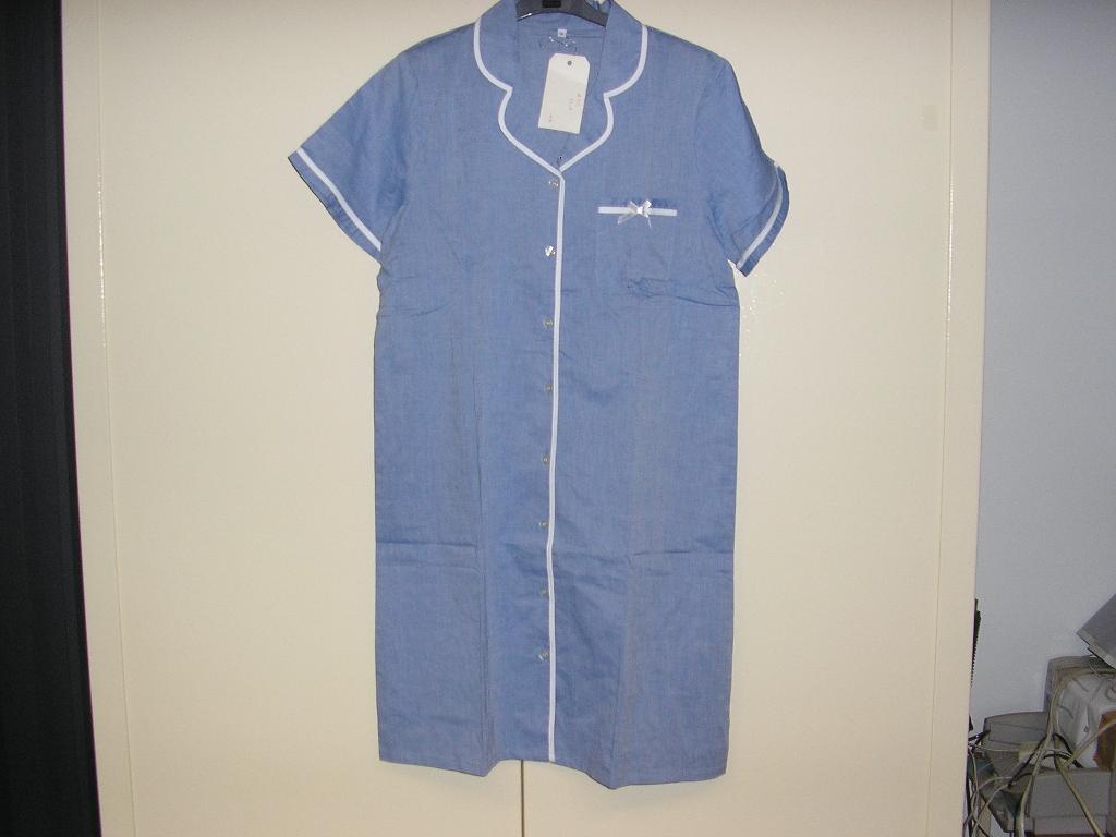 ROBE EN TISSU 100% COTON, DESCENDANT JUSQU'AUX GENOUX, AVEC UN COL CLAUDINE MUNI D'UN BIAIS DE COULEUR CONTRASTANTE SUR SON POURTOUR, AVEC UNE OUVERTURE TOTALE SUR LE DEVANT SE FERMANT DROITE SUR GAUCHE AU MOYEN DE BOUTONS, AVEC DES MANCHES COURTES POURVUES A LEURS EXTRÊMITÉS D'UN BIAIS ET D'UN LÉGER OURLET, AVEC UNE BASE OURLÉE
LA ROBE EST POURVUE D'UNE POCHE POITRINE CÔTÉ GAUCHE, AVEC UN NOEUD COUSU SUR CELLE-CI.

TAILLE: S  
LONGUEUR: 95 CM