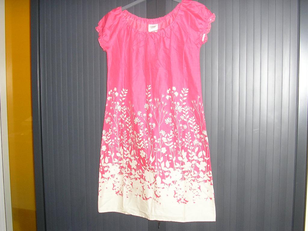 VÊTEMENT LÉGER POUR FEMME, GENRE ROBE, EN TISSU DE COTON (100%) DESCENDANT SUR LES GENOUX, AVEC UNE ENCOLURE ARRONDIE ET ÉLASTIQUÉE, AVEC UN LIEN A NOUER AU CENTRE DE L'ENCOLURE, AVEC DES MANCHES BALLONS MUNIES A LEURS EXTRÊMITÉS D'UN ÉLASTIQUE, AVEC DES MOTIFS FLORAUX IMPRIMÉS.
LA BASE DE LA ROBE EST LÉGÈREMENT OURLÉE.

TAILLE: S
LONGUEUR: 86 CM.