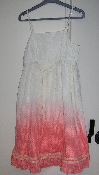 ROBE POUR FEMMES, EN TISSU DE COTON (100% COTON), DE CONTEXTURE LEGERE ET DE FACTURE AMPLE, DESTINEE A COUVRIR LA PARTIE SUPERIEURE DU CORPS, DESCENDANT JUSQU’AUX GENOUX, AVEC UNE ENCOLURE DROITE SUR LE DEVANT, AVEC DEUX FINES BRETELLES REGLABLES, AVEC UN EMPIECEMENT, AVEC DES FRONCES SOUS L’EMPIECEMENT DONNANT UN ASPECT VAPOREUX, AVEC UNE OUVERTURE PARTIELLE SUR LE COTE SE FERMANT A L’AIDE D’UNE FERMETURE A GLISSIERE, AVEC UN VOLANT A LA BASE GARNI D’UN GALON EN DENTELLE, AVEC UN BORD ROULOTTE A LA BASE, AVEC UN LIEN A NOUER A LA TAILLE, ENTIEREMENT DOUBLEE.

LONGUEUR A PARTIR DES EPAULES : 91 CM