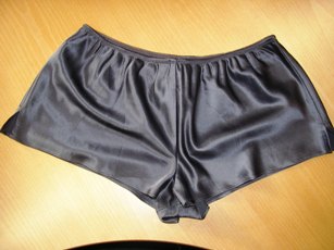 CULOTTE POUR FEMMES EN TISSU DE FIBRES SYNTHETIQUES (100% POLYESTER), UNI, COMPORTANT UN ELASTIQUE A LA TAILLE, UNE DOUBLURE A L'ENTRE-JAMBE ET UNE FENTE DE 5 CM ENVIRON DE CHAQUE COTE DE LA BASE. LA BASE EST OURLEE.  

TAILLE S.
