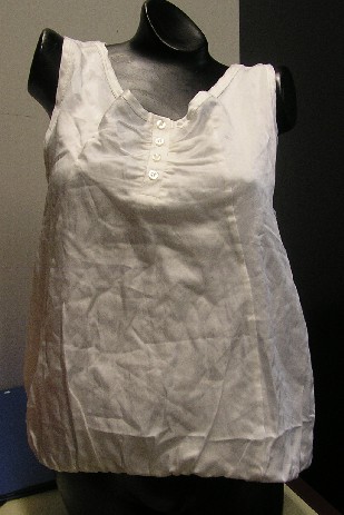 VETEMENT COMPOSITE POUR FEMME, GENRE BLOUSE-CARACO, DE FACTURE AMPLE ET FLUIDE, TRES ELABOREE, EN TISSU DE SOIE (55% SOIE - 45% COTON) DESTINE A COUVRIR LA PARTIE SUPERIEURE DU CORPS, DESCENDANT JUSQU’AUX HANCHES, AVEC DEUX BRETELLES SE REJOIGNANT DANS LE MILIEU DU DOS, AVEC UNE ENCOLURE ARRONDIE, AVEC UNE OUVERTURE PARTIELLE SUR LE DEVANT SE FERMANT DROITE SUR GAUCHE A L’AIDE DE BOUTONS, AVEC UNE DOUBLURE COMPLETE EN ETOFFE DE BONNETERIE SE PRESENTANT SOUS LA FORME D’UN MAILLOT DE CORPS MAINTENU A LA BLOUSE PAR UN OURLET TUBULAIRE DOTE D’UN ELASTIQUE RESSERRANT LA BASE ET PERMETTANT UN EFFET BOUFFANT.

LA DOUBLURE CONSISTANT EN UN MAILOT DE CORPS EST VISIBLE AU NIVEAU DES EPAULES UNIQUEMENT DANS LE DOS.

L’ARTICLE COMPOSITE FORME QU’UN SEUL VETEMENT.