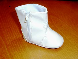 CHAUSSURES POUR BEBES, GENRE PETITES BOTTES, A DESSUS EN MATIERE PLASTIQUE ET SEMELLE EXTERIEURE EN MATIERE TEXTILE, COUVRANT LA CHEVILLE, AVEC UNE OUVERTURE SUR LE COTE  SE FERMANT PAR FERMETURE A GLISSIERE ET AVEC UNE DOUBLURE EN MATIERE TEXTILE.
