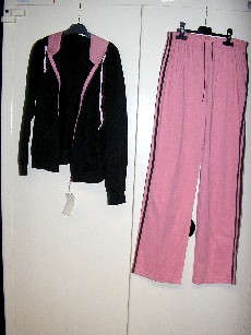 ENSEMBLE DE DEUX VETEMENTS, CONFECTIONNES EN ETOFFE DE BONNETERIE 65% POLYESTER ET 35% BAUMWOLLE.

-VETEMENT DESTINE A RECOUVRIR LA PARTIE SUPERIEURE DU CORPS, GENRE GILET, NON DOUBLE, COMPORTANT UN CAPUCHON AVEC UN LIEN RESSERRANT A NOUER, UNE OUVERTURE COMPLETE SUR LE DEVANT AU MILIEU AVEC UNE FERMETURE A GLISSIERE, DES MANCHES LONGUES DONT LES EXTREMITES SE TERMINENT PAR UN BORD-COTE, UNE POCHE EN BIAIS DE CHAQUE COTE DU VETEMENT, LA BASE SE TERMINE PAR UN BORD-COTE.

-VETEMENT DESTINE A RECOUVRIR LA PARTIE INFERIEURE DU CORPS, GENRE PANTALON, NON DOUBLE, SANS OUVERTURE, COMPORTANT UNE TAILLE ELASTIQUEE AVEC UN LIEN RESSERRANT, LA BASE DES JAMBES EST OURLEE, AVEC POUR DECORATION DEUX BANDES D'ETOFFE SUR LE COTE DE CHAQUE JAMBE.