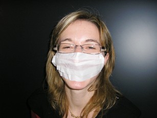 MASQUES D'HYGIENE JETABLE EN PAPIER, DE FORME RECTANGULAIRE, AVEC UN PLI D'AISANCE ET AVEC UN ELASTIQUE A CHAQUE EXTREMITE PERMETTANT DE LE FIXER DERRIERE LES OREILLES. 
IL EST DESTINE A PROTEGER L'ENVIRONNEMENT DU PORTEUR ET PAS LE PORTEUR LUI-MEME.  
CE MASQUE EST CONDITIONNE PAR LOT DE 100 DANS UNE BOITE EN CARTON.