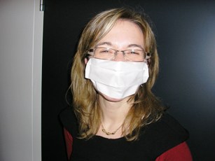MASQUES D'HYGIENE JETABLE EN PAPIER DOUBLE EPAISSEUR, DE FORME RECTANGULAIRE,  AVEC DEUX PLIS D'AISANCE ET AVEC UN ELASTIQUE A CHAQUE EXTREMITE PERMETTANT DE LE FIXER DERRIERE LES OREILLES. 
IL EST DESTINE A PROTEGER L'ENVIRONNEMENT DU PORTEUR ET PAS LE PORTEUR LUI-MEME.  

CE MASQUE EST CONDITIONNE PAR LOT DE 100 DANS UNE BOITE EN CARTON.