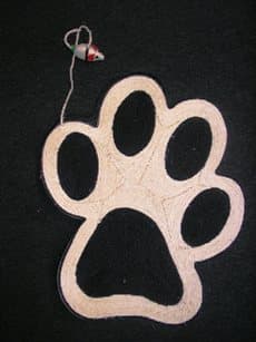 TAPIS EN SISAL COLLE  SUR UN SUPPORT, DU GENRE GRIFFOIR POUR CHATS, PLAT, BICOLORE,  EN FORME DE PATTE DE CHAT. UNE SOURIS EN CORDE FAISANT DU BRUIT  EST FIXER A CE GRIFFOIR PAR UNE CORDE.