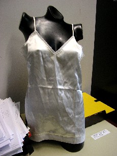 VETEMENT DESTINE A RECOUVRIR LA PARTIE SUPERIEURE DU CORPS, GENRE BLOUSE POUR FEMMES, CONFECTIONNE EN TISSU 100% SOIE, SANS MANCHES, COMPORTANT UNE ENCOLURE EN V, DE FINES BRETELLES REGLABLES, LA BORDURE DE L'ENCOLURE ET LA BASE DU VETEMENT SE TERMINENT PAR UNE BANDE DE TISSU ASPECT VOILE.