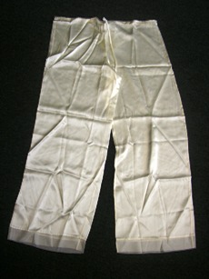 PANTALON POUR FEMMES, SANS OUVERTURE, CONFECTIONNE EN TISSU DE SOIE (100% SOIE), DE FACTURE AMPLE ET FLUIDE, UNI, DESCENDANT JUSQU'AUX CHEVILLES EN ENVELOPPANT SÉPARÉMENT CHAQUE JAMBE, DONT LA TAILLE COMPORTE UN LIEN COULISSANT SOUS OURLET TUBULAIRE A NOUER SUR LE DEVANT, LA BASE EST OURLEE ET COMPORTE UNE BANDE RAPPORTEE EN VOILE DE 4 CM.