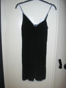 COMBINAISON POUR FEMMES EN BONNETERIE DE FIBRES SYNTHÉTIQUES (92% POLYESTER, 8% ELASTHANNE), UNI, DESCENDANT JUSQU'À LA MI-CUISSE ET PRÉSENTANT UN PROFOND DÉCOLLETÉ EN V BORDÉ PAR UNE BANDE DE VOILE DE COULEUR CONTRASTÉE, AVEC DES DECOUPES SOUS LA POITRINE ET DES PINCES POITRINE, DE FINES BRETELLES REGLABLES SE PROLONGEANT PAR UN BIAIS SUR LE POURTOUR DES EMMANCHURES ET DU DOS. LA BASE  COMPORTE UNE BANDE DE VOILE DE COULEUR CONTRASTEE COUSUE SUR SON POURTOUR.