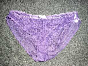 SLIP POUR FEMME EN DENTELLE DE FIBRES SYNTHETIQUES MAJORITAIREMENT (73% NYLON, 17% ELASTHANNE, 10% POLYESTER), AVEC UN ELASTIQUE COUSU SUR LE POURTOUR DE LA TAILLE ET AVEC UN NOEUD DECORATIF DE COULEUR CONTRASTEE COUSU SUR LE DEVANT. L'ENTREJAMBE PRESENTE UNE DOUBLURE.

TAILLE 40.