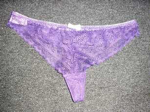 SLIP POUR FEMME, DU GENRE STRING, EN DENTELLE DE FIBRES SYNTHETIQUES MAJORITAIREMENT (73% NYLON, 17% ELASTHANNE, 10% POLYESTER), AVEC UN ELASTIQUE COUSU SUR LE POURTOUR DE LA TAILLE ET AVEC UN NOEUD DECORATIF DE COULEUR CONTRASTEE COUSU SUR LE DEVANT. L'ENTREJAMBE PRESENTE UNE DOUBLURE.  

TAILLE 3.