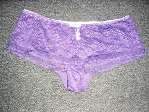 SLIP POUR FEMME, DU GENRE BOXER, EN DENTELLE DE FIBRES SYNTHETIQUES MAJORITAIREMENT (73% NYLON, 17% ELASTHANNE, 10% POLYESTER), AVEC UN ELASTIQUE COUSU SUR LE POURTOUR DE LA TAILLE ET AVEC UN NOEUD DECORATIF DE COULEUR CONTRASTEE COUSU SUR LE DEVANT. L'ENTREJAMBE PRESENTE UNE DOUBLURE.  

TAILLE 3.