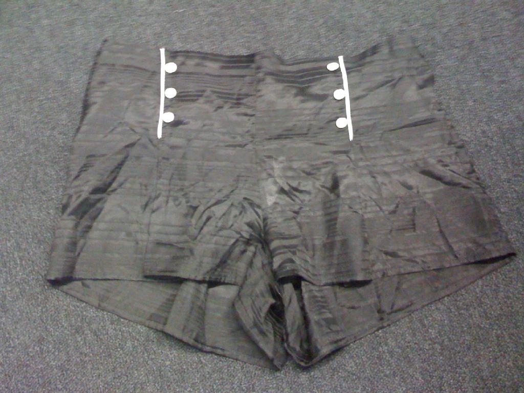 PETIT SHORT D’INTERIEUR POUR FEMME, DE FACTURE AMPLE ET FLUIDE, EN TISSU DE SOIE MAJORITAIRE (67% SOIE ET 33% COTON), UNI, AVEC UN ELASTIQUE A LA TAILLE UNIQUEMENT DANS LE DOS, SANS OUVERTURE SUR LE DEVANT, SANS FOND INTERNE A L’ENTREJAMBE; LA FACE AVANT PRESENTE QUATRE BOUTONS BLANCS DECORATIFS. LA BASE EST OURLEE.