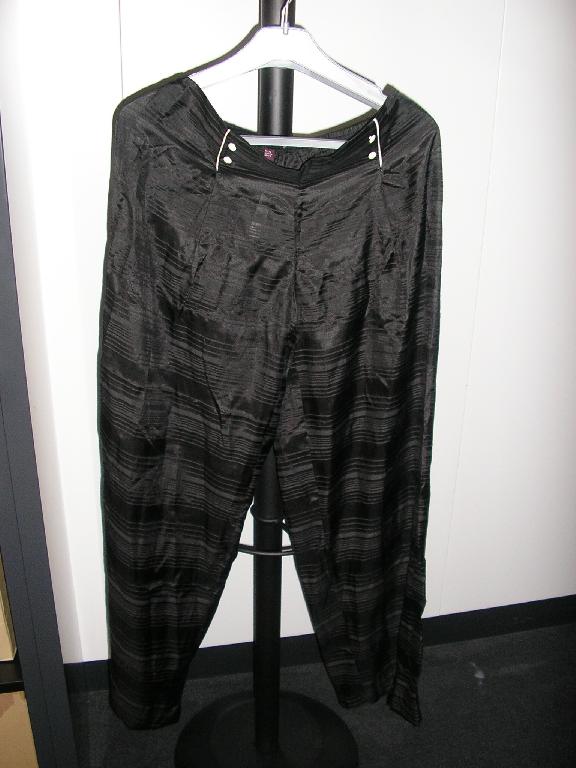 PANTALON POUR FEMMES, SANS OUVERTURE, CONFECTIONNE EN TISSU DE SOIE (67% SOIE ET 33% COTON), DE FACTURE AMPLE ET FLUIDE, UNI, DESCENDANT JUSQU'AUX CHEVILLES EN ENVELOPPANT SÉPARÉMENT CHAQUE JAMBE; AU NIVEAU DE LA TAILLE, LA FACE AVANT PRESENTE QUATRE PETITS BOUTONS BLANCS DECORATIFS ET LA FACE ARRIERE PRESENTE UNE BANDE ELASTIQUE. LA BASE EST OURLEE.