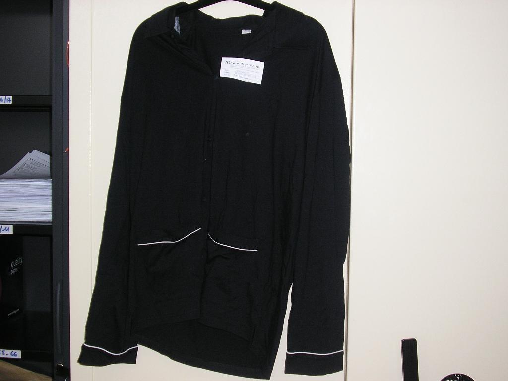 LOT DE DEUX VÊTEMENTS POUR HOMME CONDITIONNÉS ENSEMBLE POUR LA VENTE AU DÉTAIL, CONFECTIONNÉS EN ÉTOFFE DE BONNETERIE DE COTON 100%, TEINTES UNIFORMÉMENT ET ASSORTIS, COMPRENANT: 
- UN HAUT GENRE GILET, DESCENDANT JUSQU'AUX HANCHES, AVEC UN COL CHEMISE, AVEC UNE OUVERTURE TOTALE SUR LE DEVANT SE FERMANT GAUCHE SUR DROITE AU MOYEN DE BOUTONS, AVEC DES MANCHES LONGUES TERMINÉES PAR UN OURLET, AVEC UNE BASE ÉGALEMENT OURLÉE. LE VÊTEMENT PRÉSENTE DEUX POCHES SUR LE DEVANT A HAUTEUR DE LA TAILLE AINSI QUE DES LISÉRÉS BLANCS AUX EXTREMITÉS DES MANCHES ET SUR LES POCHES.
- UN PANTALON, DE COUPE SIMPLE ET AMPLE, DESCENDANT JUSQU'AUX CHEVILLES, SANS OUVERTURE, AVEC UN BORD ÉLASTIQUE DE 3 CM À LA TAILLE, AVEC UN LÉGER OURLET AU BAS DES JAMBES.

TAILLE M