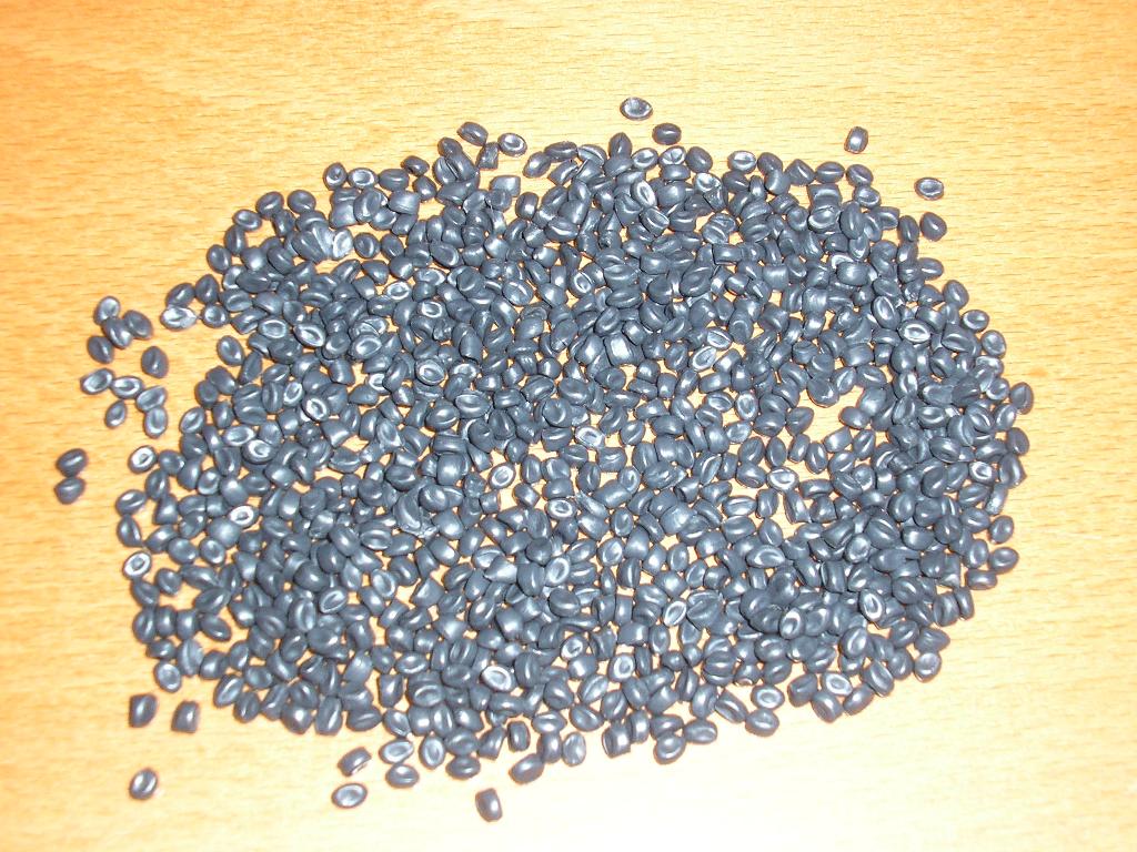 MATÉRIAU THERMOPLASTIQUE SOUS FORME PRIMAIRE (GRANULÉS).
CES GRANULÉS CONTIENNENT ESSENTIELLEMENT DU POLYPROPYLÈNE (42%), DU STYRÈNE BUTYLÈNE ÉTHYLÈNE STYRÈNE OU SEBS (30%), UNE CHARGE MINÉRALE A HAUTEUR DE 15%, DU POLYÉTHYLÈNE (10%), DE L'HUILE PARAFFINIQUE (2%) ET UN FAIBLE POURCENTAGE D'ADDITIF (1%).

CE MATÉRIAU EST UTILISÉ DANS LA FABRICATION DE COUVERCLES D'AIRBAGS MONOMATIÈRE PEINTS.