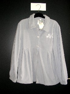 VETEMENT DESTINE A RECOUVRIR LA PARTIE SUPERIEURE DU CORPS, GENRE VESTE D'INTERIEUR, POUR FEMMES, CONFECTIONNE EN ETOFFE DE BONNETERIE 100% POLYESTER, ASPECT POLAIRE, DE FORME AMPLE, NON DOUBLE, COMPORTANT UN COL, UNE OUVERTURE COMPLETE SUR LE DEVANT AU MILIEU, AVEC DES BOUTONS AU NIVEAU DE LA POITRINE SE FERMANT DE DROITE SUR GAUCHE, DES MANCHES LONGUES DONT LES EXTREMITES SE TERMINENT PAR UN OURLET, UNE POCHE VERTICALE DE CHAQUE COTE DU VETEMENT, DES PLIS PARTANT DU DESSOUS DE LA POITRINE, AVEC DECORATION BRODE SUR LE HAUT DU VETEMENT COTE GAUCHE.