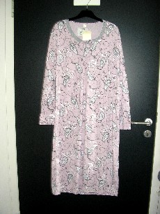 VETEMENT DESTINE A RECOUVRIR LE CORPS, GENRE CHEMISE DE NUIT, POUR FEMMES, CONFECTIONNE EN ETOFFE DE BONNETERIE 65% POLYESTER ET 3% VISCOSE, COMPORTANT UNE ENCOLURE ARRONDIE BORDEE D'UN GALON EN DENTELLE SUR LE DEVANT, AVEC DES COUTURES ELASTIQUES ET UN PETIT NOEUD EN SON CENTRE, DES COUTURES ELASTIQUES AU CENTRE SOUS LA POITRINE, DES MANCHES LONGUES DONT LES EXTREMITES SE TERMINENT PAR UN OURLET, LA BASE SE TERMINE PAR UN OURLET.